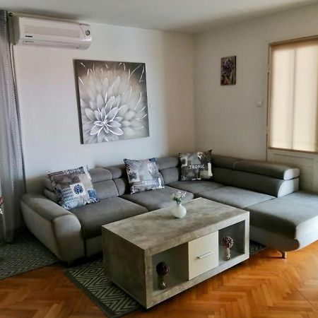 Apartment & Rooms Laura Brela Esterno foto