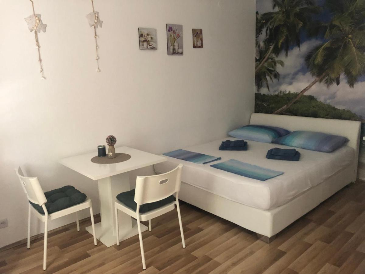 Apartment & Rooms Laura Brela Esterno foto