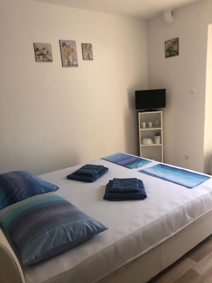 Apartment & Rooms Laura Brela Esterno foto