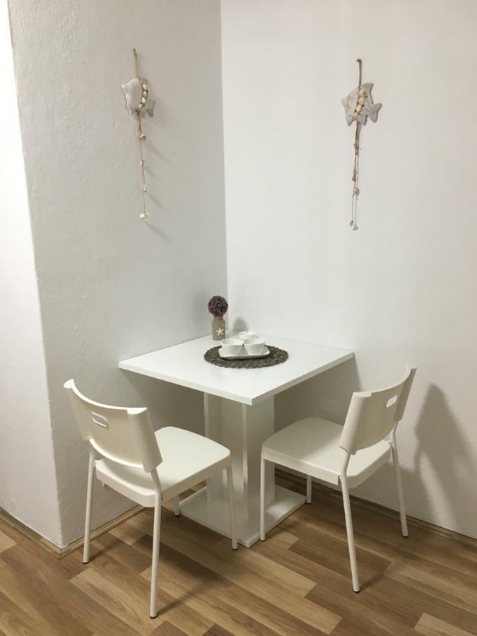 Apartment & Rooms Laura Brela Esterno foto