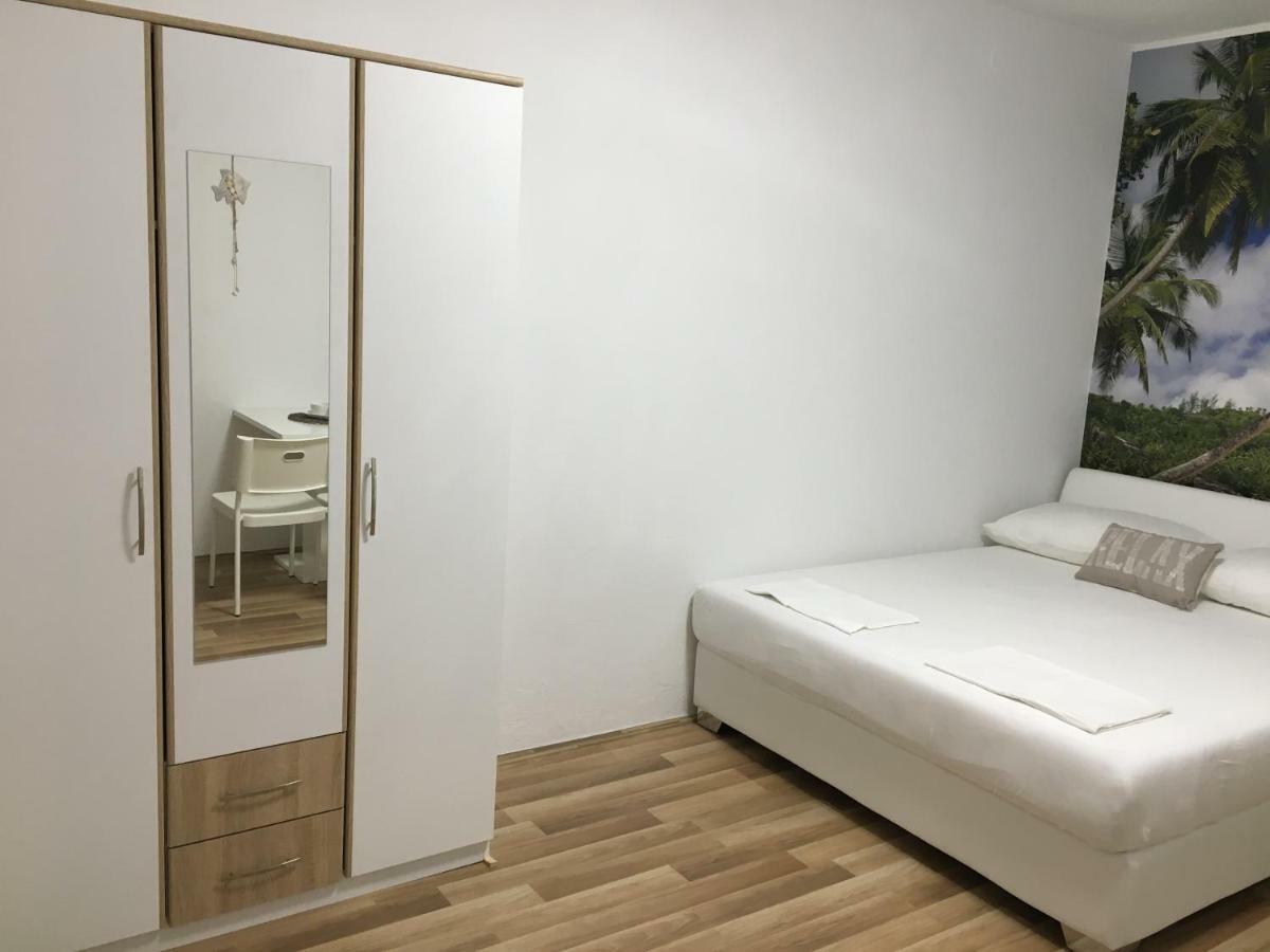 Apartment & Rooms Laura Brela Esterno foto