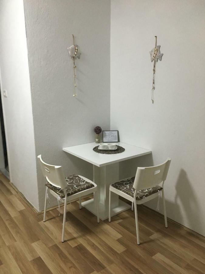 Apartment & Rooms Laura Brela Esterno foto