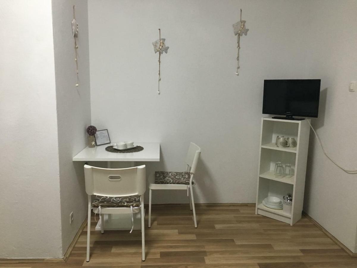 Apartment & Rooms Laura Brela Esterno foto